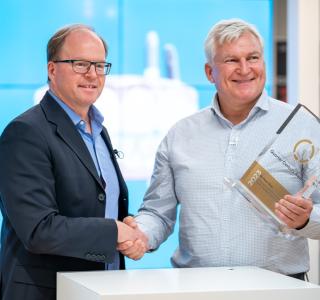 Patrik Eriksson (Left), President of Nobel Biocare, presented the trophy to Dr. Paulo Malo (Right)
