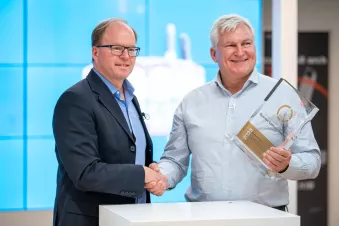 Patrik Eriksson (Left), President of Nobel Biocare, presented the trophy to Dr. Paulo Malo (Right)
